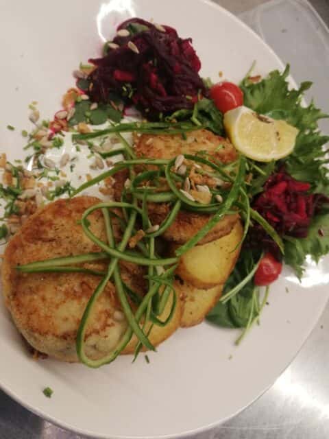Säina kotletid tar-tar kastmega ja marineeritud peediga
