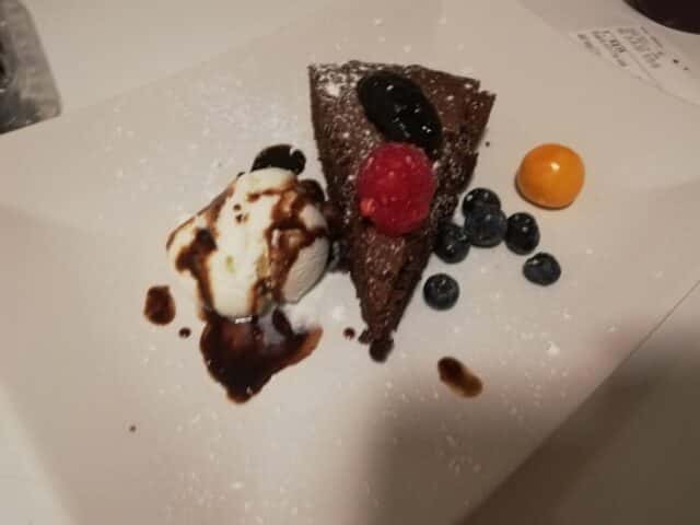Šokolaadibrownie jäätisega